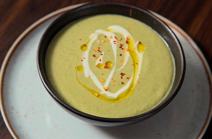 Sopa de brócoli y pistachos