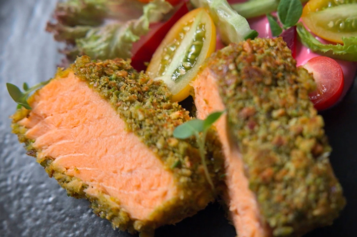 Salmón en costra de pistachos