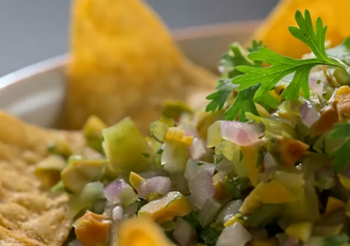 Salsa de tomate verde y pistachos