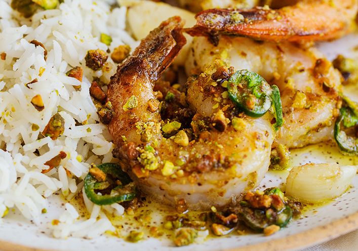 Gambas en costra de pistacho y chile con arroz de pistacho