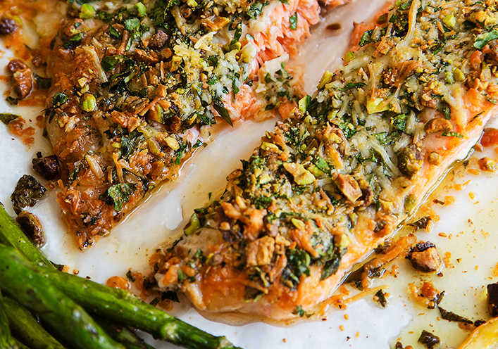 Salmón con costra de pistacho y parmesano