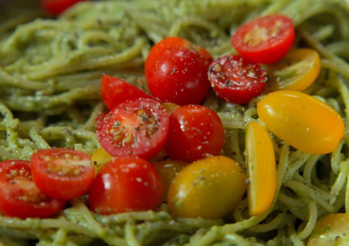 Espaghetis con pesto de pistachos tostados