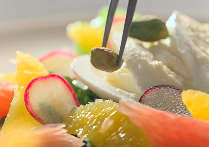 Ensalada de burrata, cítricos y pistachos