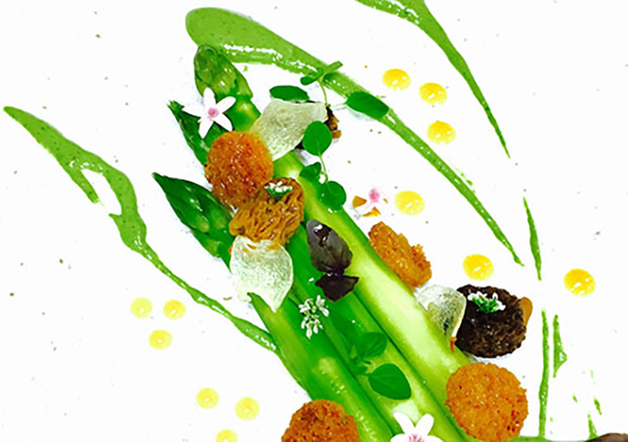 Ensalada de espárragos con puré de espinacas y pistachos, gel de mango, colmenillas y microhierbas