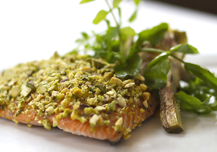 Salmón asado con pistachos 