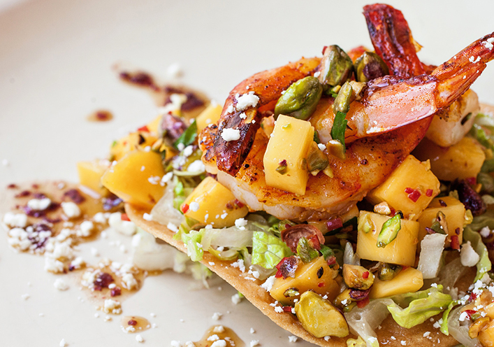 Tostada de gambas con salsa de mango y pistacho