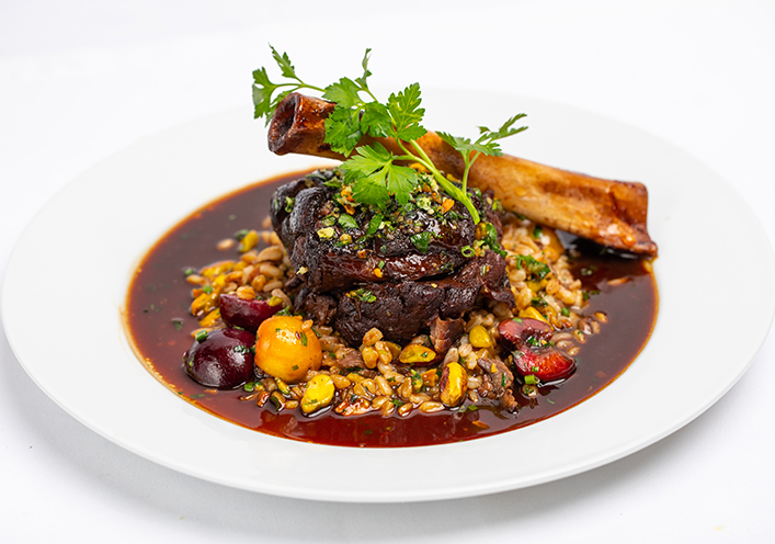 Paletilla de cordero estofada con farro de cerezas y pistachos