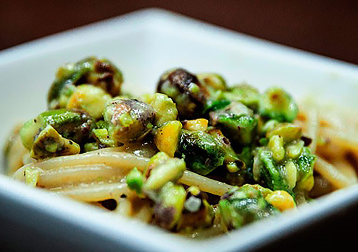 Espaguetis integrales, queso pecorino, pimienta y pistachos