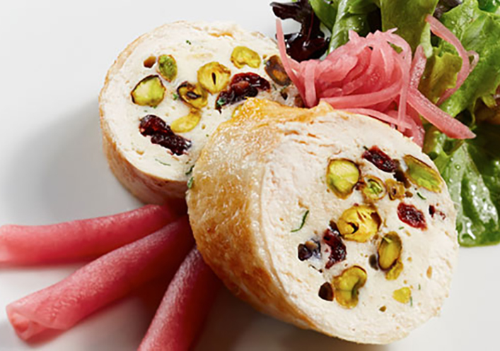 Galantina de pollo con pistachos, arándanos y rebozuelos