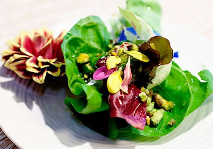 Ensalada de flores con crema y pistachos