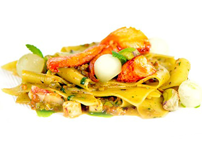 Pasta Stracci a la menta con pistachos, melón y langosta 