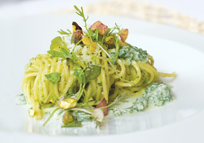 Espaguetis con pesto de pistacho y  ricotta a la menta