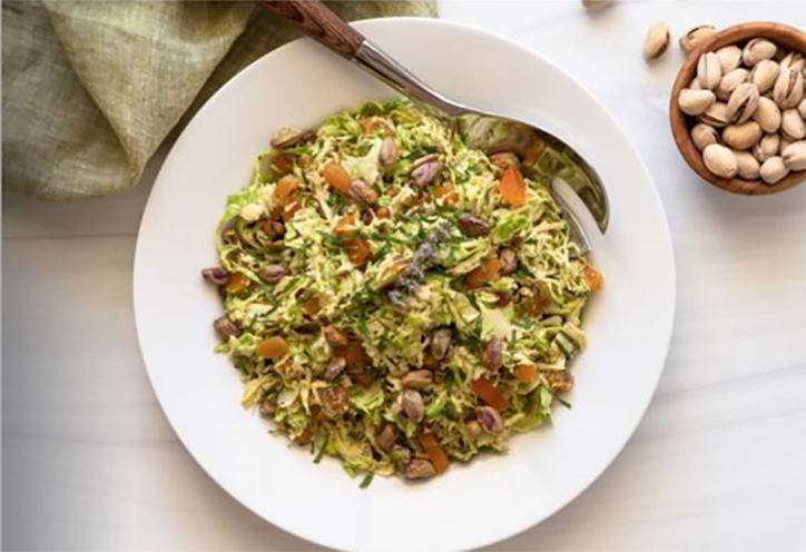 Coles de Bruselas con pistacho y albaricoque al curry 