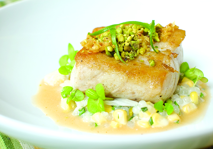 Lubina con curry tailandés y pistachos 