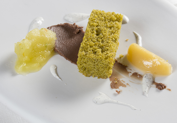 Chocolate con crema de pera y bizcocho de pistacho