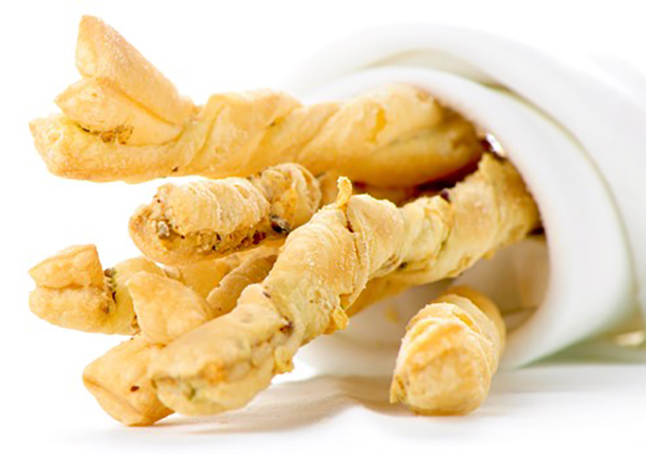 Palitos de hojaldre con queso emmental, pistachos y bacon 