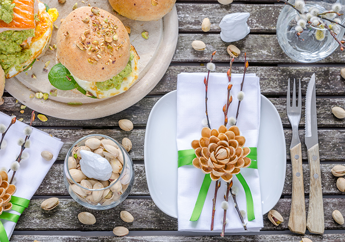 Hamburguesa de pistachos con salmón, huevo frito y guacamole de pistacho