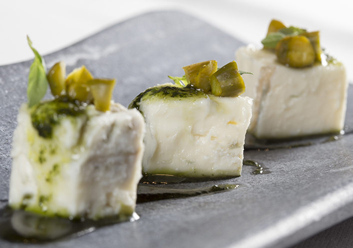 Pistachos americanos con queso cabrales y miel de albahaca