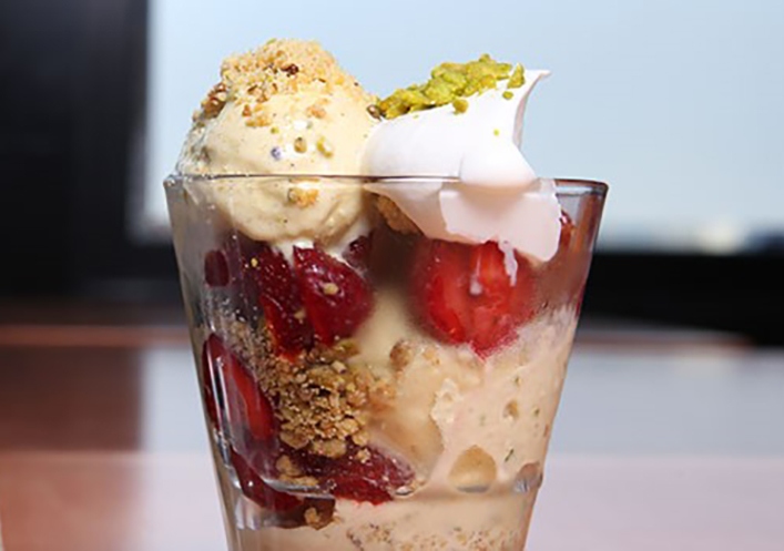 Copetta de fresa con helado de pistacho 