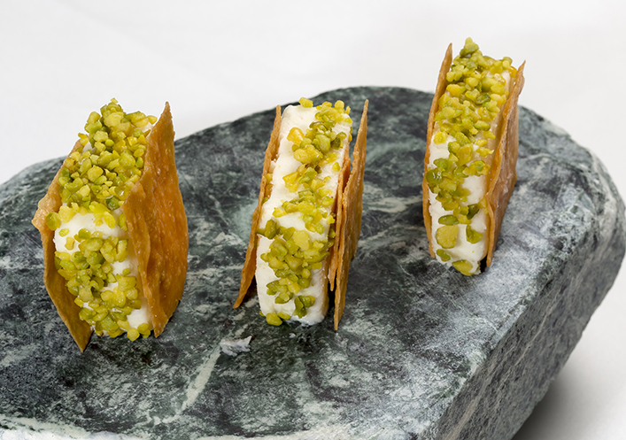 Corte helado de parmesano con pistacho americano