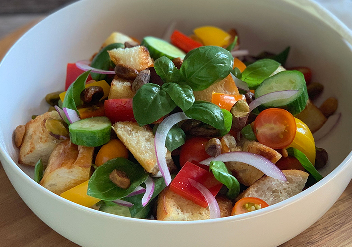 Panzanella de otoño con vinagreta de pistachos