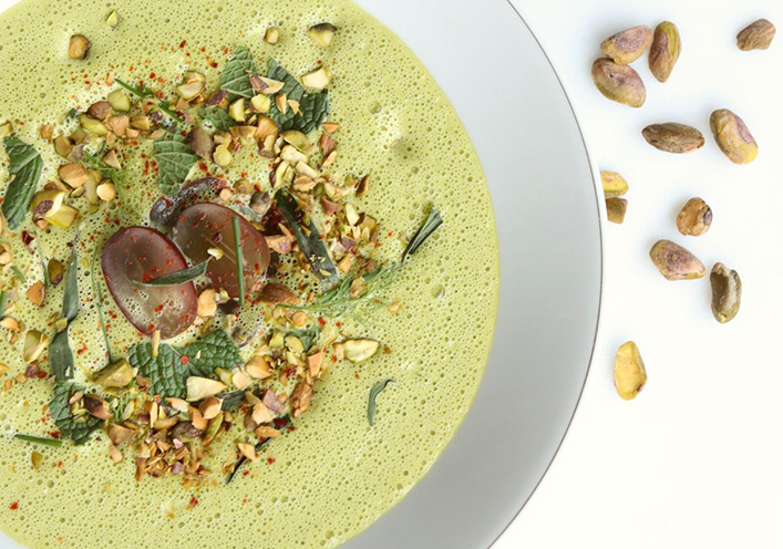 "AJO VERDE", GAZPACHO FRÍO DE PISTACHOS Y HIERBAS CON UVAS Y PIMIENTA DE ALEPO