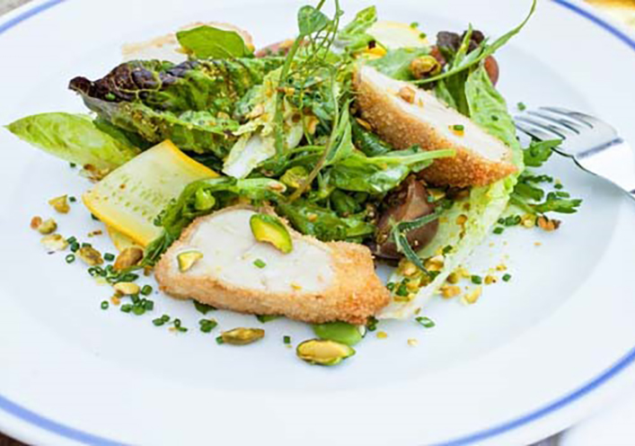 Mollejas crujientes con lechuga gema y aderezo de pistacho y leche de mantequilla 