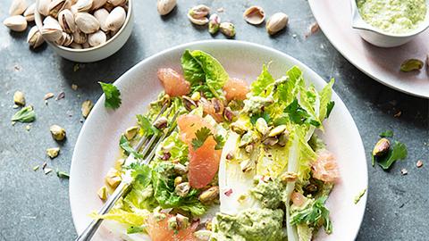 Corazones de lechuga a la plancha con aliño de pistacho