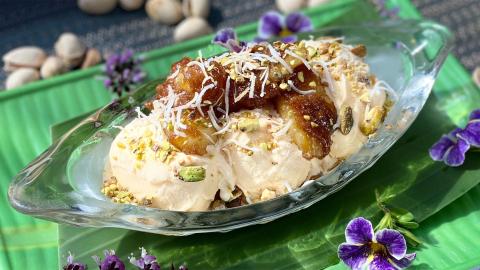 Flambeado de plátano con pistachos de California y coco rallado