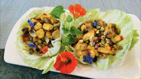 Gambas al curry en rollitos de lechuga