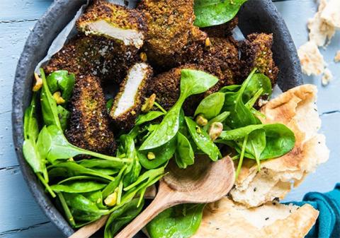 PECHUGA DE POLLO CON COSTRA DE ESPINACAS Y PISTACHOS POR SANDRA SCHUMANNEsEspinacas