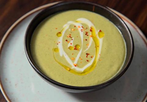 Sopa de brócoli y pistachos