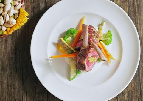 Costillar de cordero asado relleno de pistachos