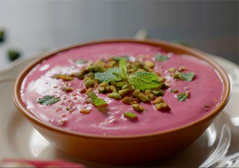 Raita asada de remolacha y pistachos  