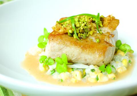 Lubina con curry tailandés y pistachos  