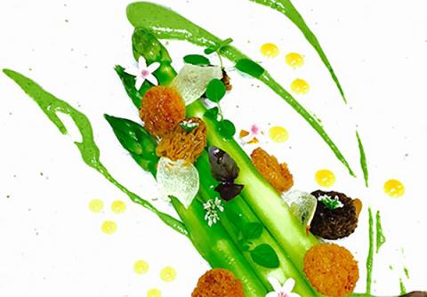 Ensalada de espárragos con puré de espinacas y pistachos, gel de mango, colmenillas y microhierbas