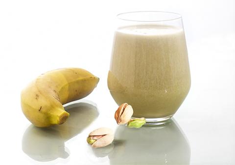 Batido energético con plátano, cacao y pistachos americanos