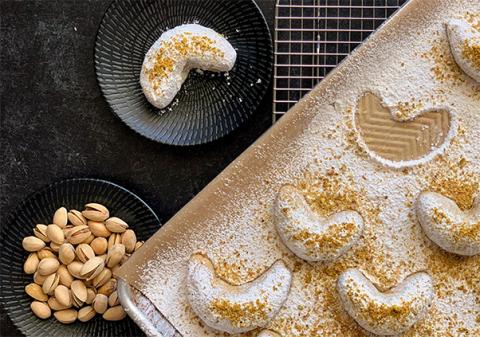 2 tazas de harina 1 taza de pistachos sin sal y sin cáscara, molidos finamente en un procesador de alimentos ¼ de cucharadita de sal ¾ de taza de mantequilla sin sal, ablandada ¾ de taza de azúcar moreno ligero envasado 1 huevo