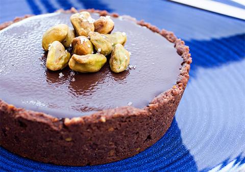 Tarta de chocolate y pistacho con mascarpone de caramelo y ganache 