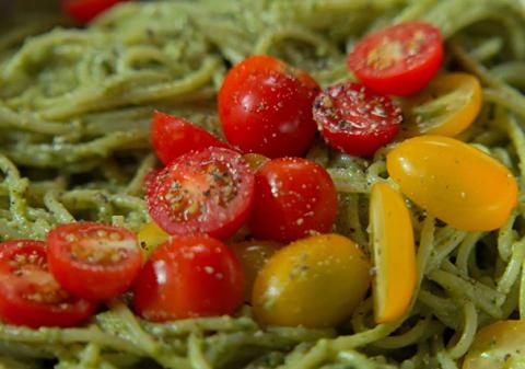 Espaghetis con pesto de pistachos tostados