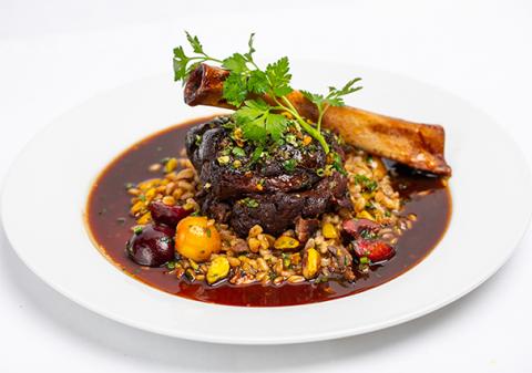 PARA LA PALETILLA DE CORDERO ESTOFADO 4 paletillas de cordero (preferiblemente traseras) 1 botella de zinfandel 2 cuartos de caldo de pollo reducido 1 zanahoria picada 1 cebolla picada 1 cabeza de ajos 2 costillas de apio 5 chalotas enteras peladas 1 ramita de romero 1 ramita de tomillo 1 manojo de perejil  PARA EL FARRO DE CEREZAS Y PISTACHOS 1 taza de farro 2 tazas de caldo de pollo 2 cucharadas de sal 1 hoja de laurel ¾ taza de guindas deshuesadas 2 cucharadas de perejil ½ taza de caldo de pollo 2 cuchar