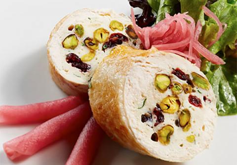 Galantina de pollo con pistachos, arándanos y rebozuelos