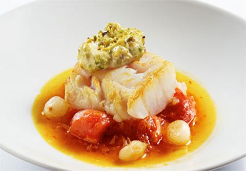 Halibut con salsa de pistacho y guiso de azafrán y tomate