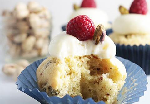 Magdalenas de pistacho americano con frambuesa y crema Chantilly 