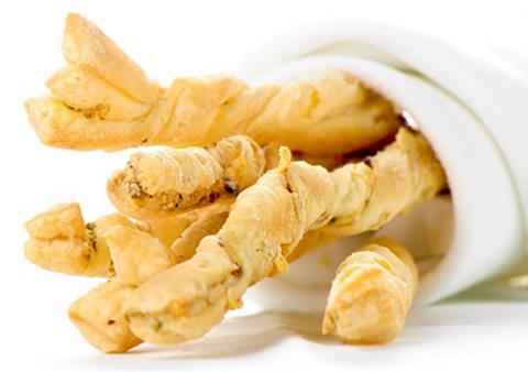 Palitos de hojaldre con queso emmental, pistachos y bacon 