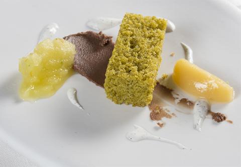 Chocolate con crema de pera y bizcocho de pistacho