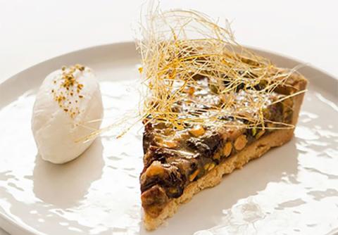 Pastel de pistachos y ciruelas pasas