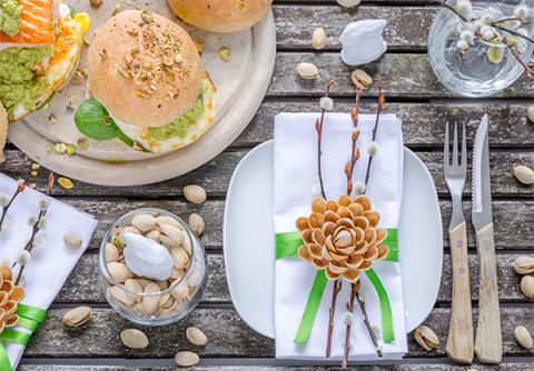 Hamburguesa de pistachos con salmón, huevo frito y guacamole de pistacho
