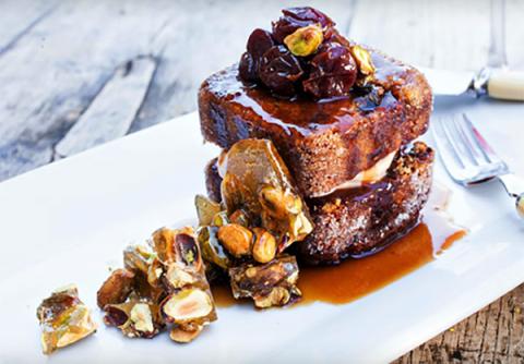 Tortas de pistacho con salsa de ron con cereza y pistachos