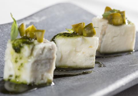 Pistachos americanos con queso cabrales y miel de albahaca